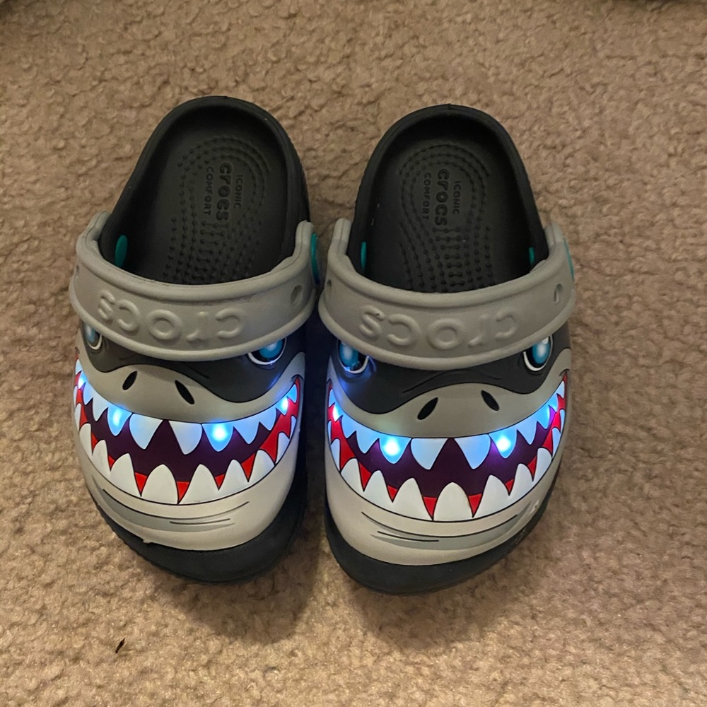 Light up Shark crocs size 7 toddler